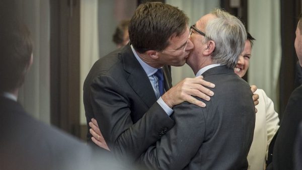 Rutte embrasse Juncker