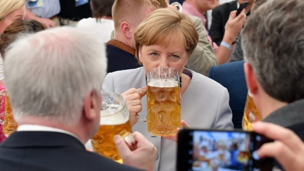Merkel plaide pour que l'UE "prenne son destin en main"
