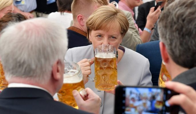 Merkel plaide pour que l'UE "prenne son destin en main"
